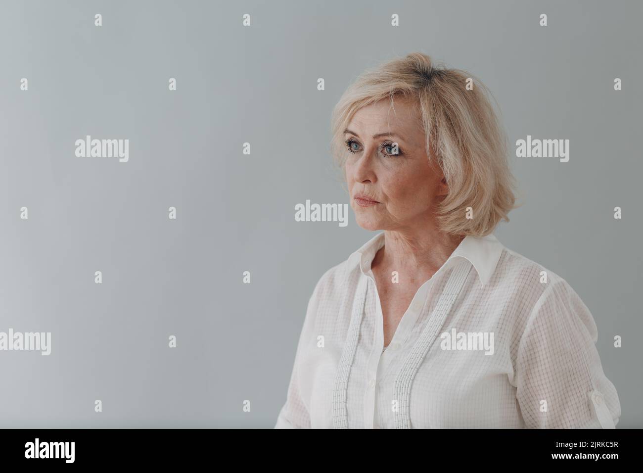 Ältere kaukasische alte Frau Porträt grauhaarige Porträt Stockfoto