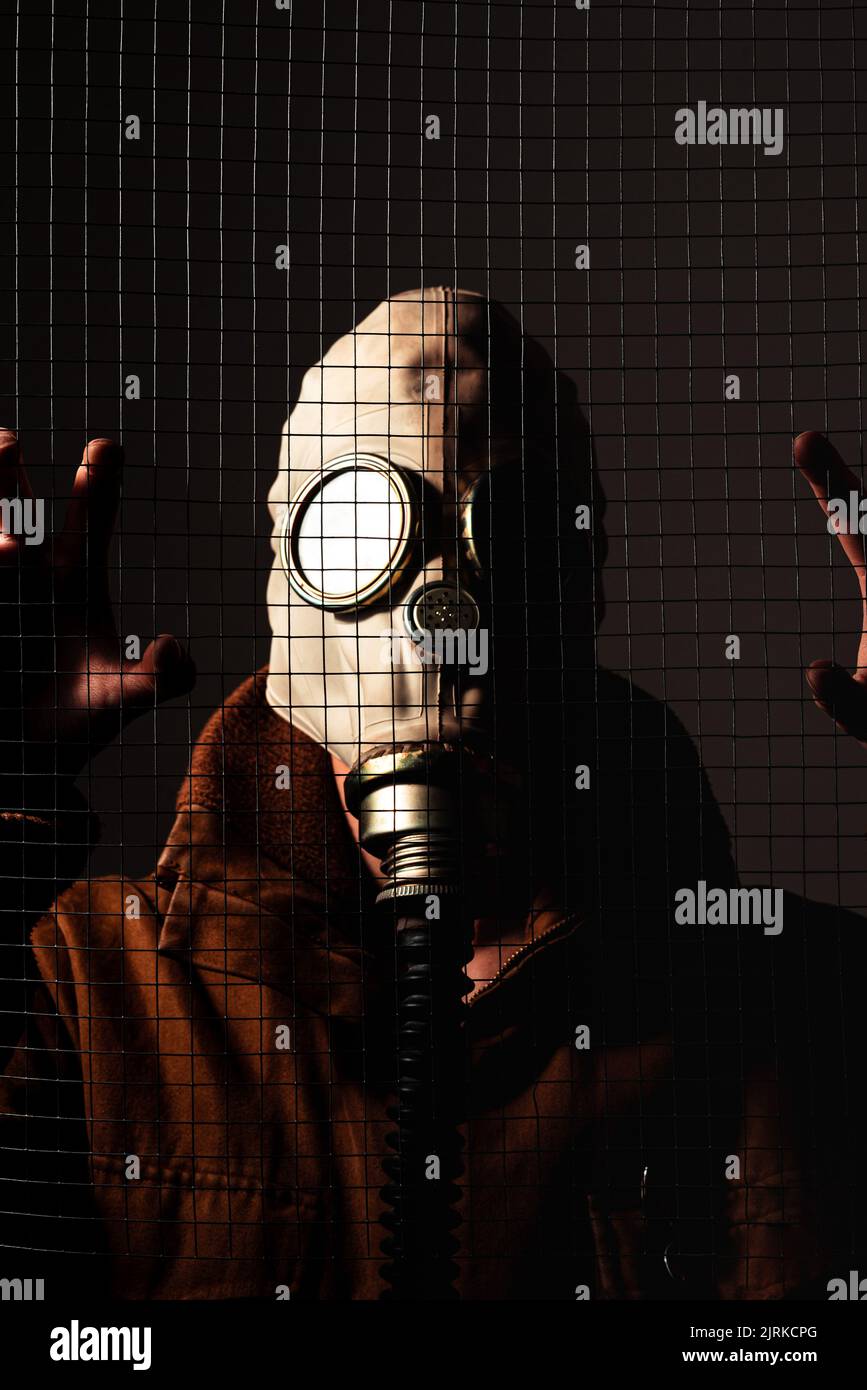 Studioportrait einer Person mit einer völlig unkenntlichen Maske Stockfoto