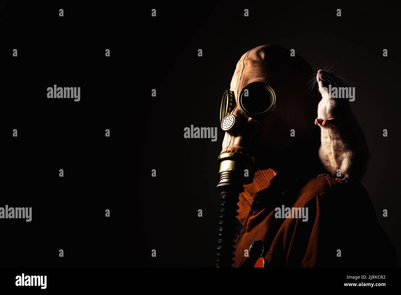 Studioportrait einer Person mit einer völlig unkenntlichen Maske Stockfoto