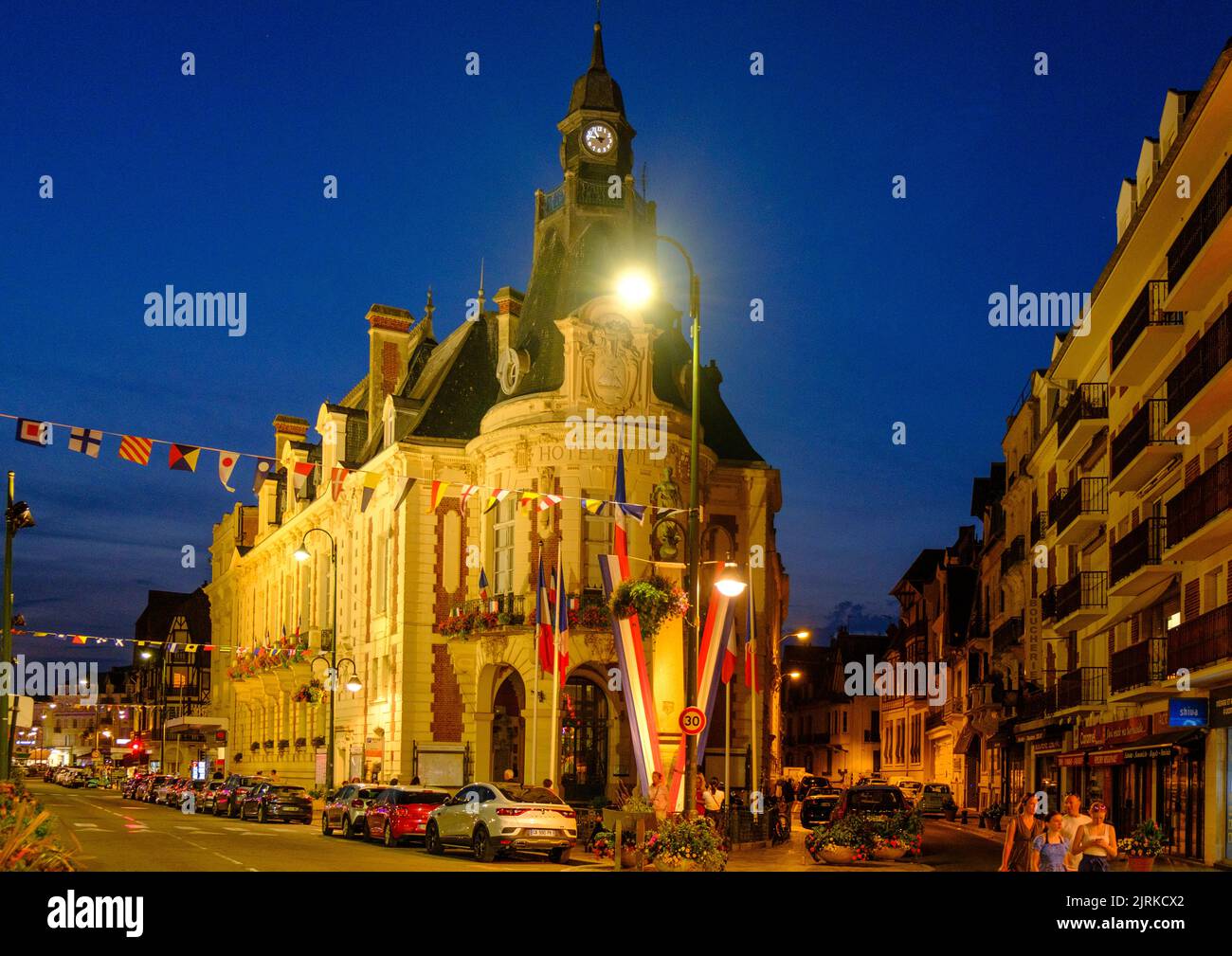 Nächtlich beleuchtetes Rathaus von Trouville sur Mer, Normandie, Frankreich Stockfoto