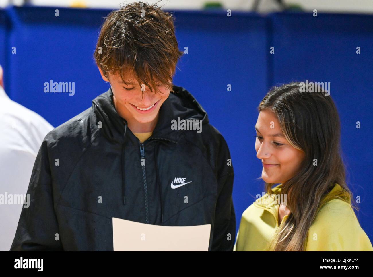 Lewes UK 25. August 2022 - Student freut sich heute über seine GCSE-Ergebnisse an der Lewes Old Grammar School in East Sussex . : Credit Simon Dack / Vervate / Alamy Live News Stockfoto