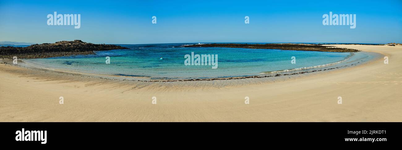 Weitwinkel von sandigen Ufer gegen hellen Atlantik und Felsen in Fuerteventura auf den Kanarischen Inseln Spanien Stockfoto