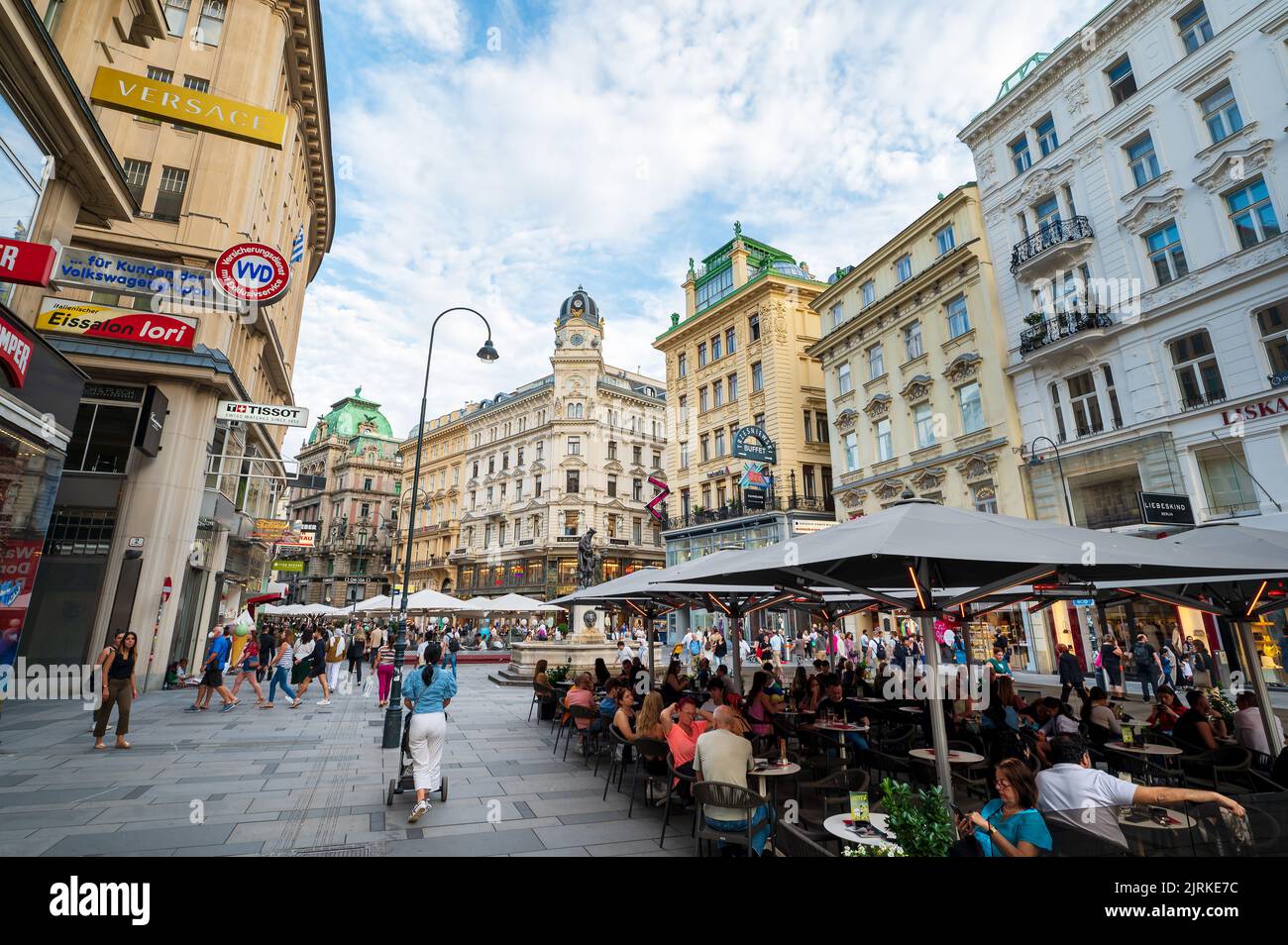 Wien, Österreich - 11. August 2022: Wiener Innenstadt in der Nähe des Hauptplatzes Stephansplatz im Stadtkreis von 1. mit immer belebten Straßen voller tou Stockfoto