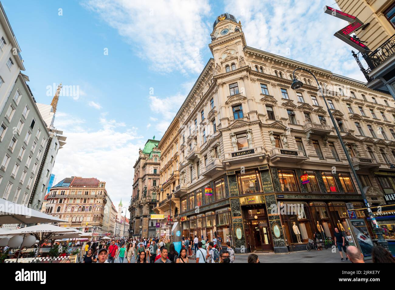 Wien, Österreich - 11. August 2022: Wiener Innenstadt in der Nähe des Hauptplatzes Stephansplatz im Stadtkreis von 1. mit immer belebten Straßen voller tou Stockfoto