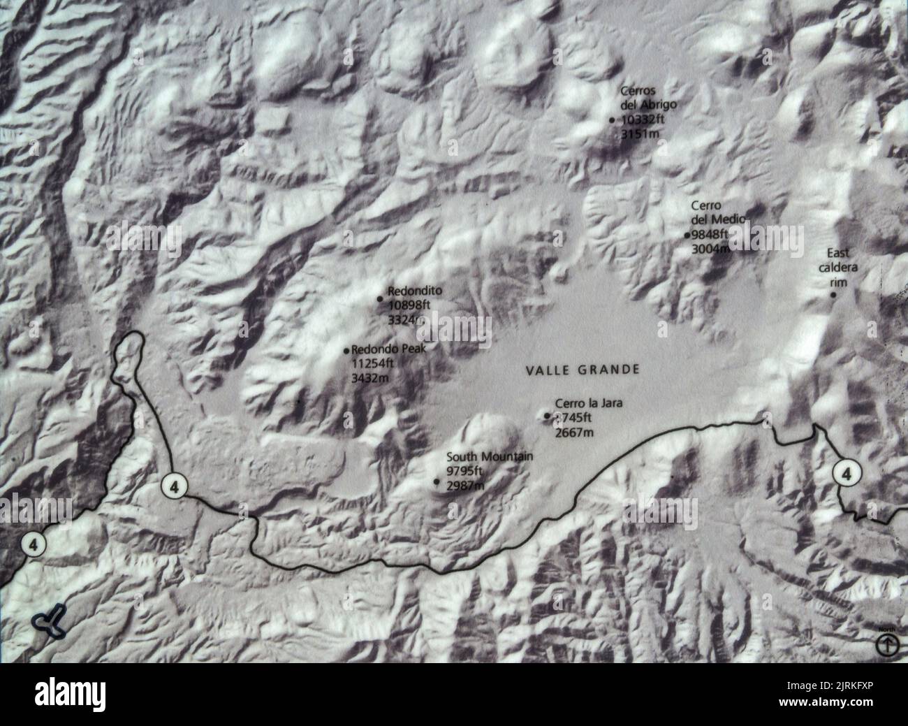 Schattierte Reliefkarte, Interpretationszeichen, im Valles Caldera National Preserve, New Mexico, USA Stockfoto