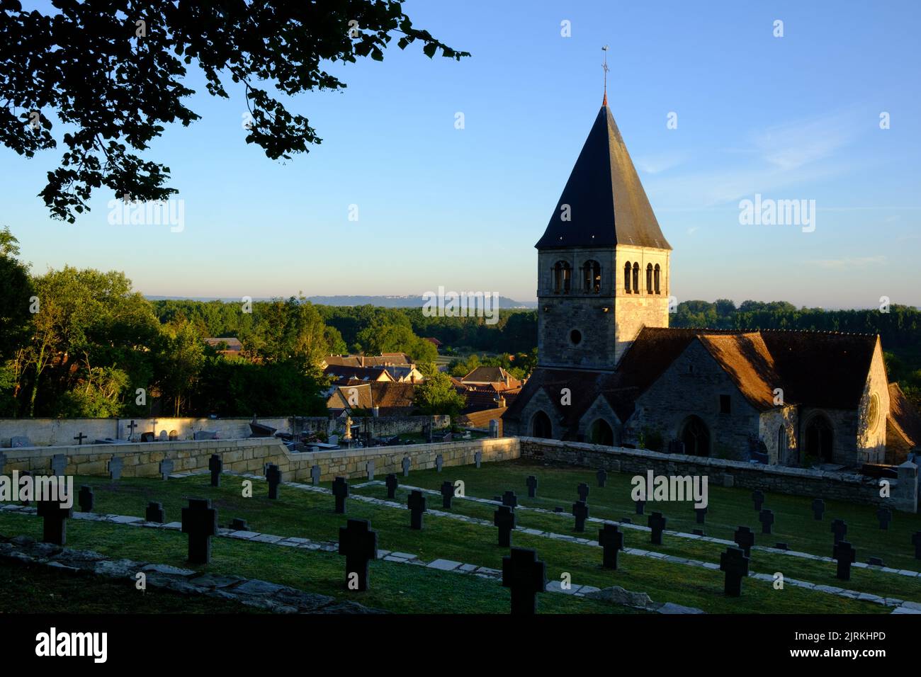 Deutscher Kriegsfriedhof und Kirche von Veslud, Abteilung Aisne, Frankreich Stockfoto