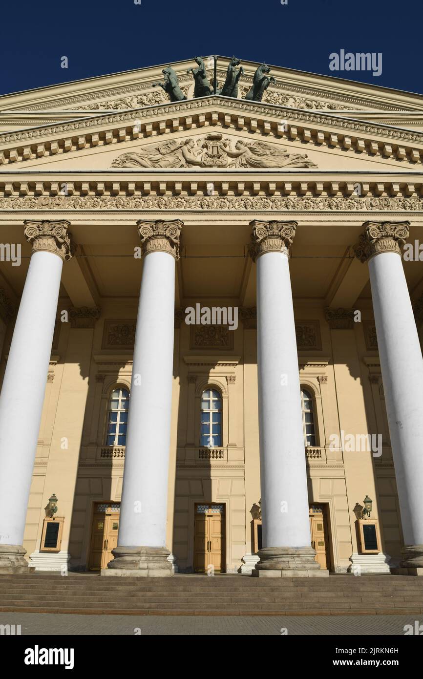 Moskau im März 2022. Bolschoi Theater Fassade, historisches Theater, entworfen vom Architekten Joseph Bove, die Aufführungen von Ballett und Oper Stockfoto