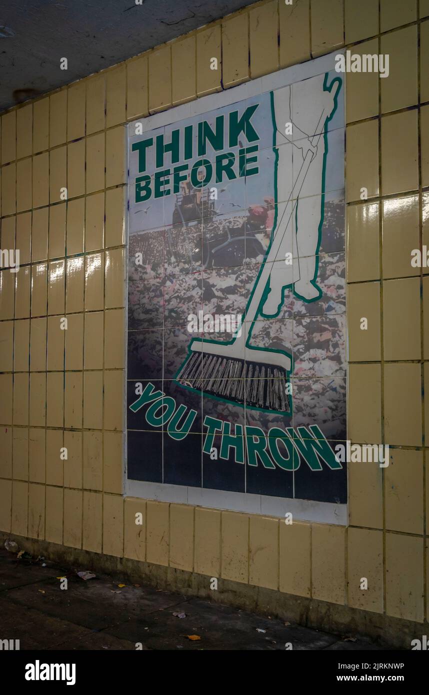 „Denken Sie, bevor Sie werfen“ Anti-Littering Wandkunst / Graffiti in einer Unterführung in Southampton, England, Großbritannien Stockfoto