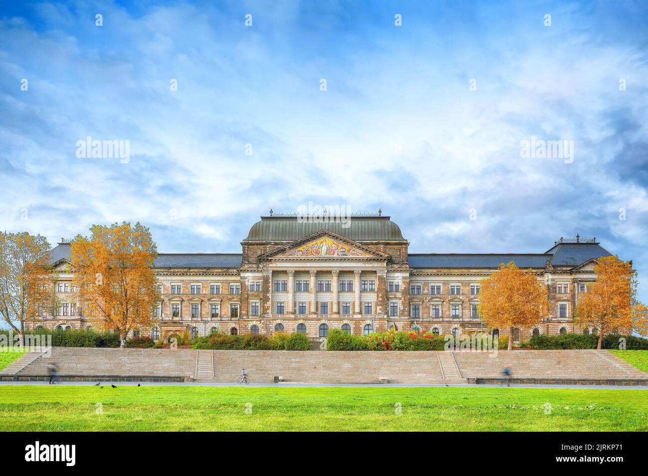 Gebäude des Sächsischen Staatsministeriums der Finanzen an der Elbe. Ort: Dresden, Bundesland Sachsen, Deutschland, Europa Stockfoto