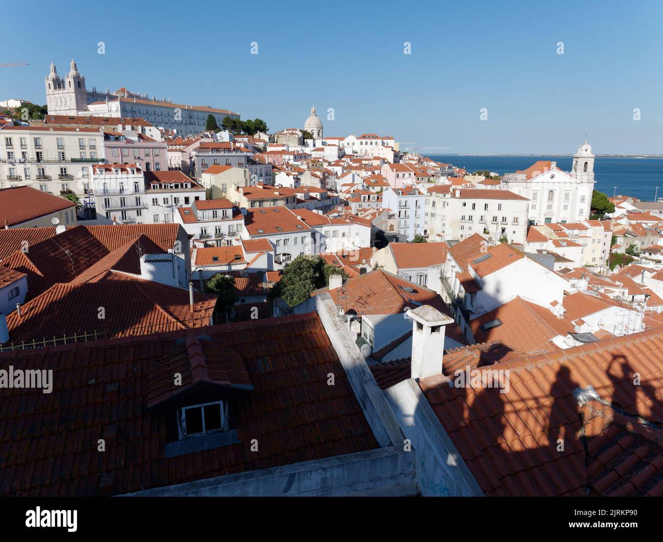Blick vom Aussichtspunkt Miradouro das Portas do Sol in Lissabon, Portugal. Fluss Tagus rechts. Kloster São Vicente de Fora oben links. Stockfoto
