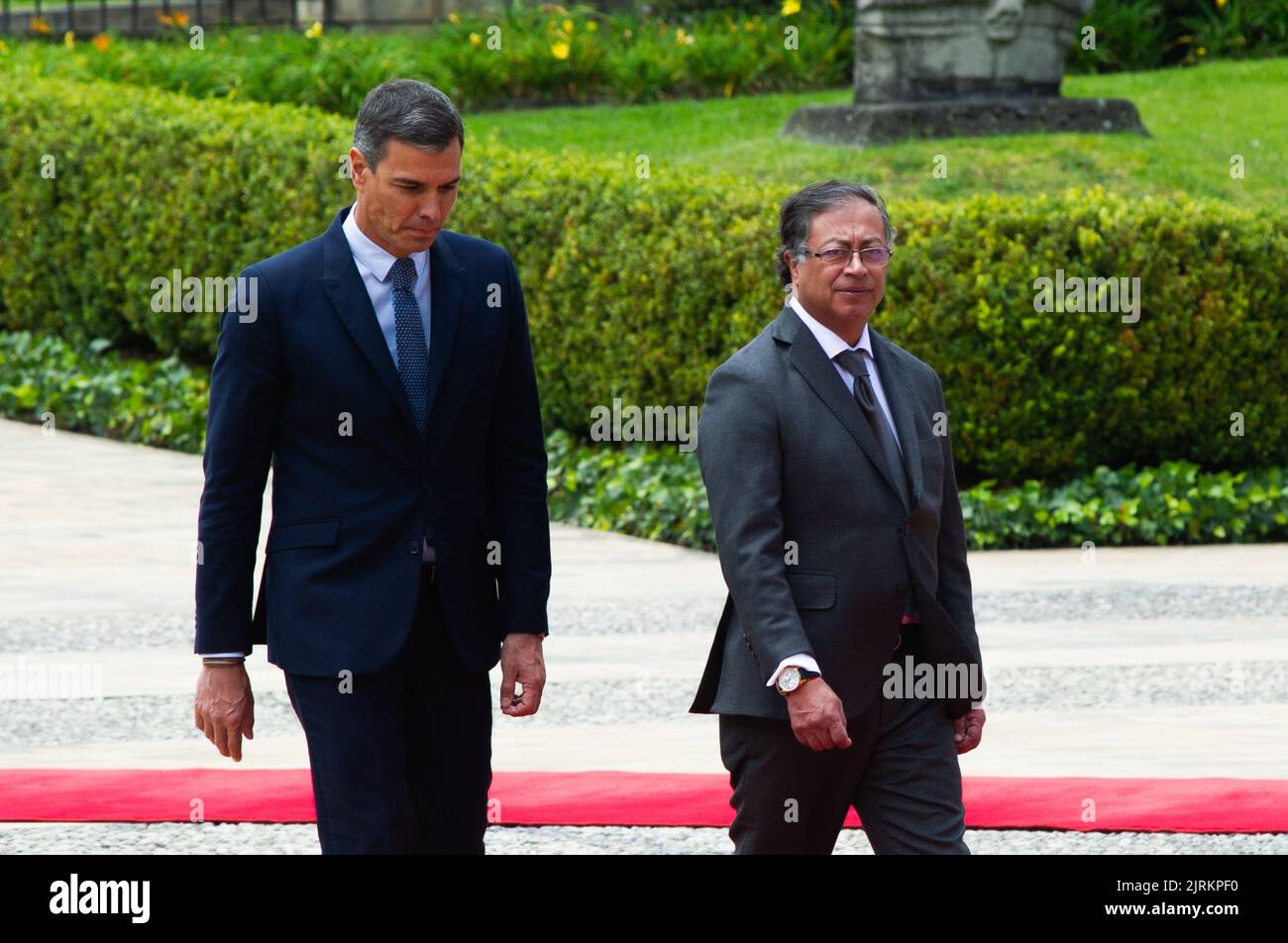 Spaniens Regierungspräsident Pedro Sanchez (links) geht mit dem kolumbianischen Präsidenten Gustavo Petro (rechts) während des offiziellen Besuchs von Pedro Sanchez, Stockfoto