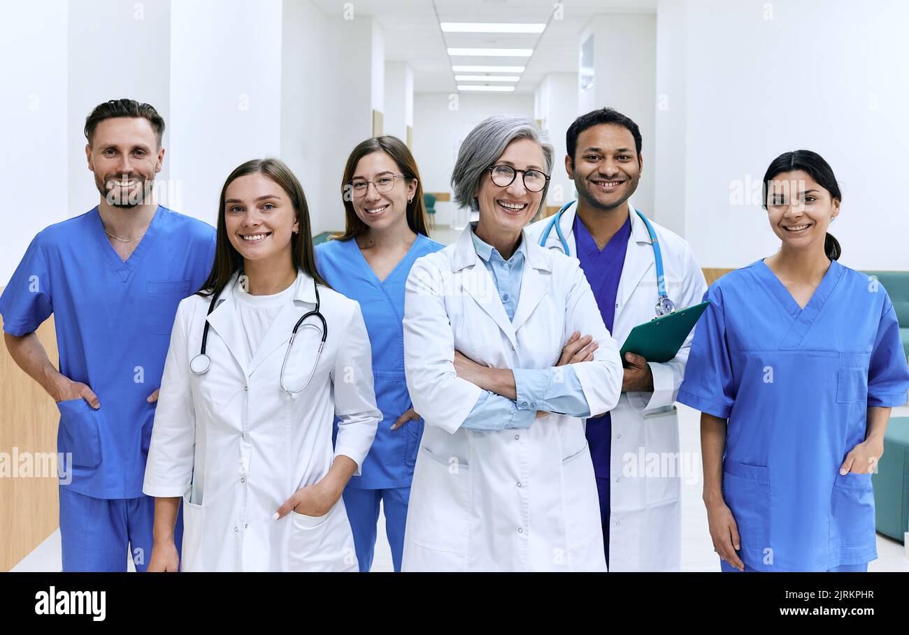 Medizinische Teamarbeit. Porträt eines glücklichen multiethnischen Ärzteteams im Krankenhauskorridor Stockfoto