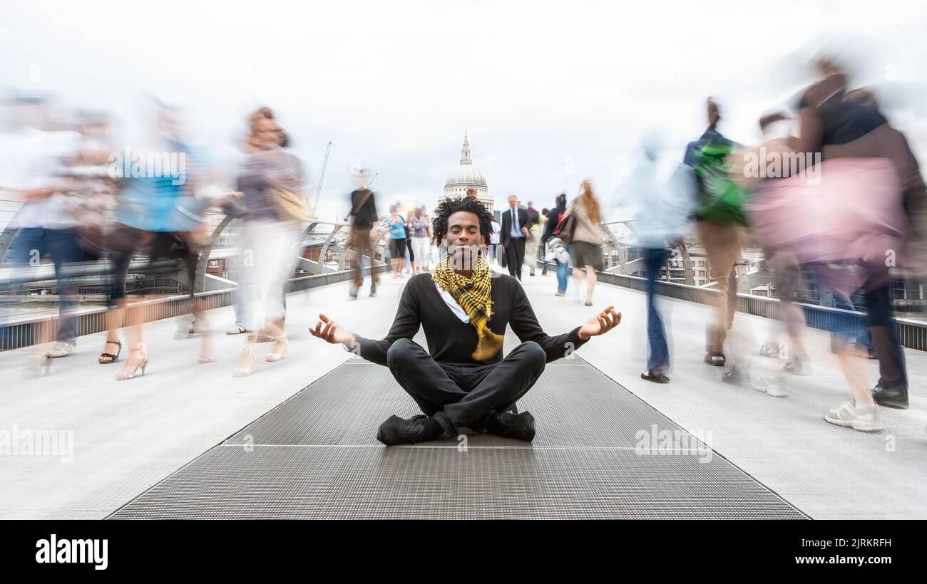 Urbane Meditation. Ein Moment der Ruhe in einer schnelllebigen Welt. Stockfoto