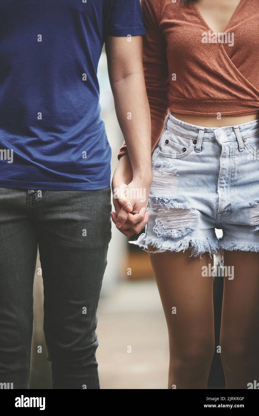 Bild des jungen Paares, die Hand in Hand abgeschnitten Stockfoto