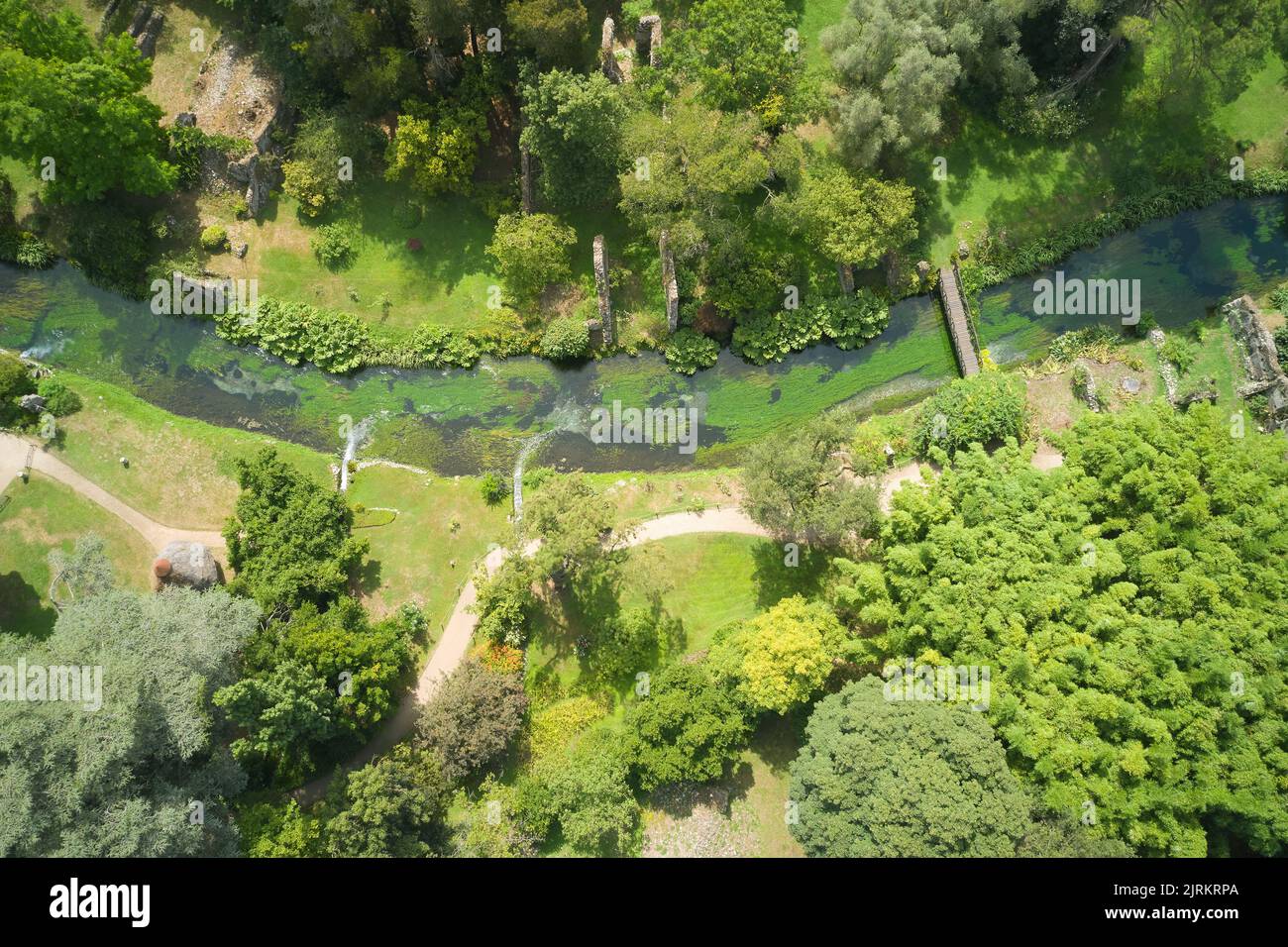 Luftaufnahme des Wasserlaufs, der die Gärten von ninfa im Land von cisterna di latina durchquert Stockfoto