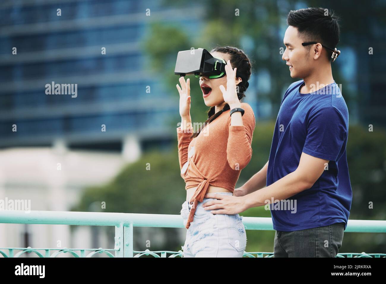 Junge asiatische Frau ist von der virtuellen Realität erstaunt Stockfoto