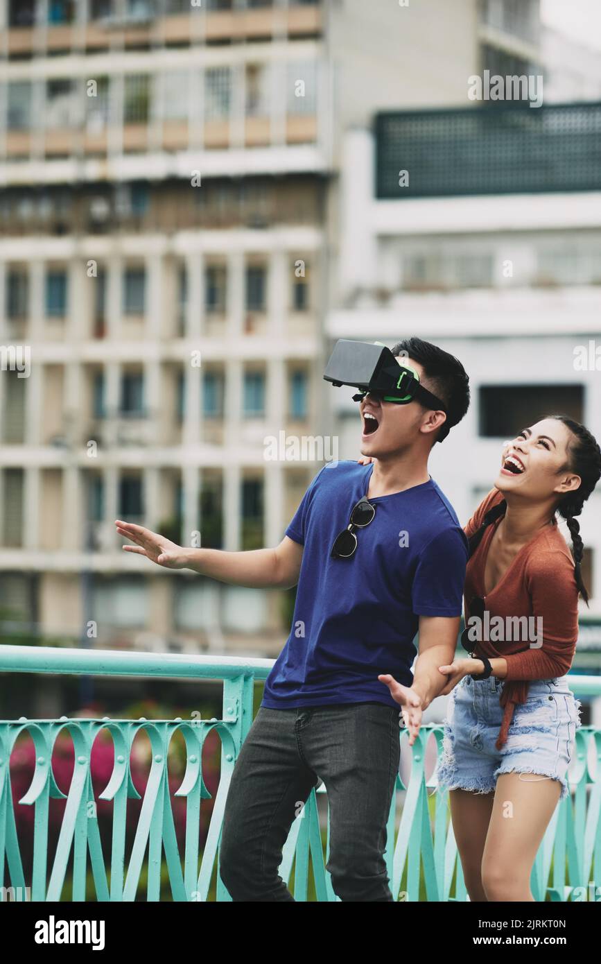 Aufgeregt junge vietnamesische Paar mit VR-Brille Stockfoto