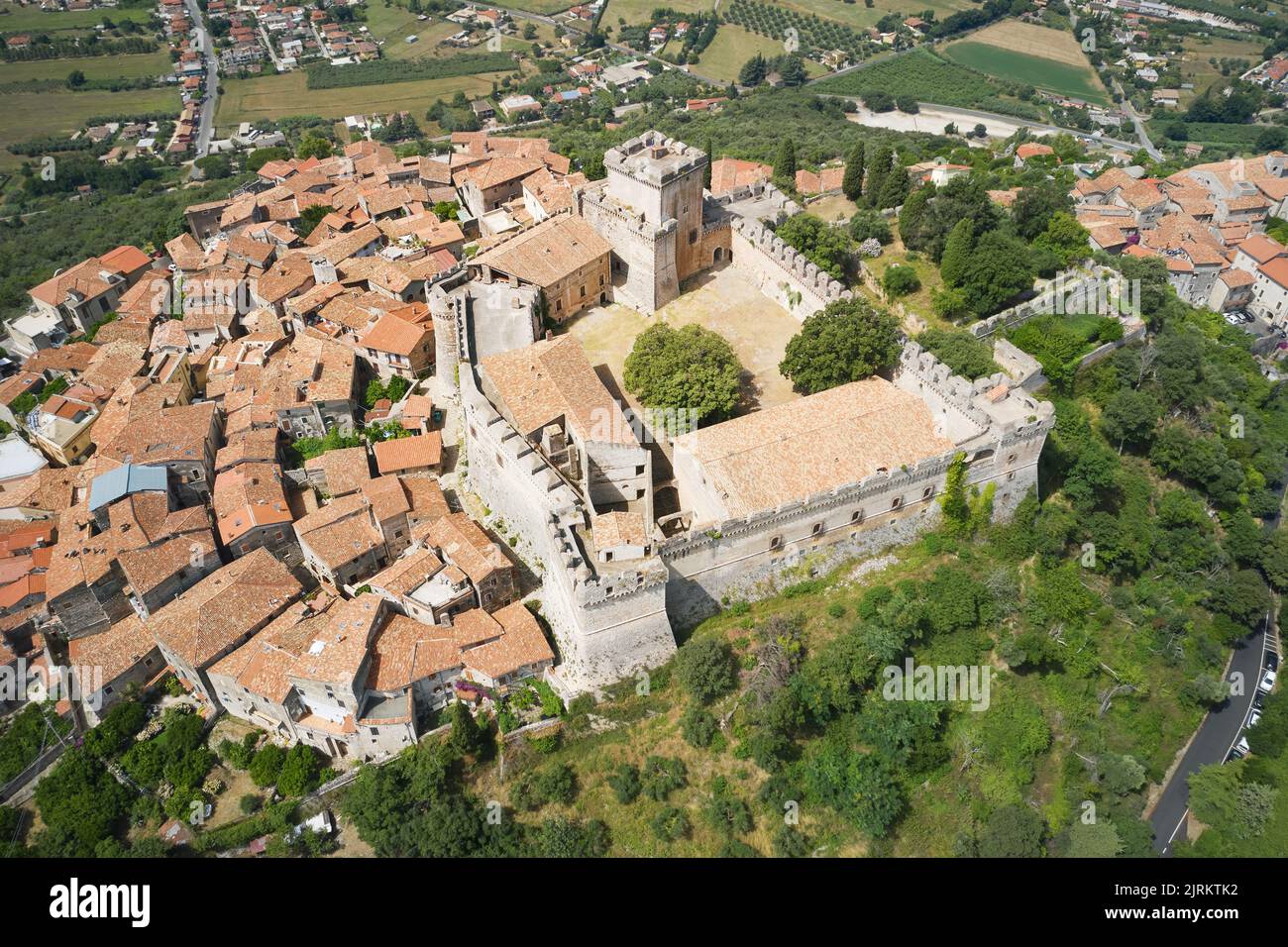 Luftaufnahme der mittelalterlichen Stadtburg von sermoneta latina Stockfoto