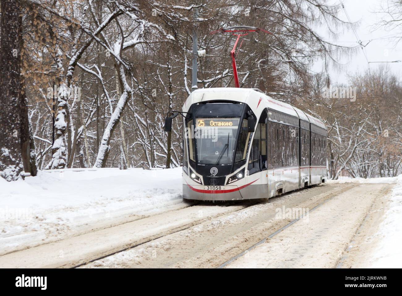 Moskau, Russland - 22. Januar 2022: Stadtstraßen nach starkem Schneefall. Straßenbahnhaltestelle in Sokolniki Bezirk, im Park. Stockfoto
