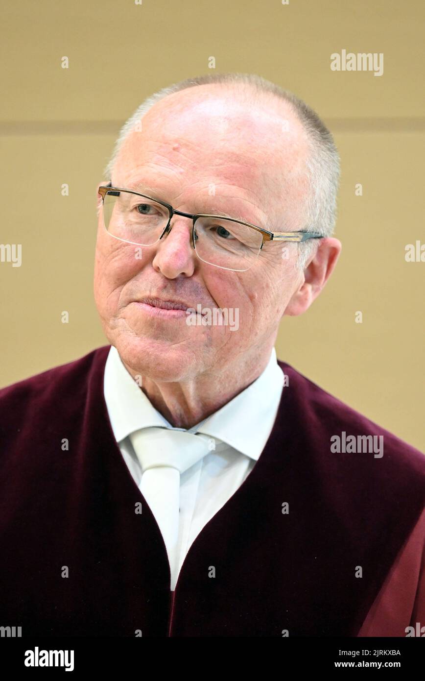 Karlsruhe, Deutschland. 25. August 2022. Johann Schmid, Bundesanwalt im Prozess zur Überprüfung des Urteils im Mordfall Lübcke, wartet vor dem Bundesgericht auf den Beginn des Urteils. Der BGH bestätigte die lebenslange Haftstrafe für Stephan Ernst wegen Mordes, aber auch den Freispruch des zweiten Angeklagten Markus H. aus dem Vorwurf der Beihilfe. Quelle: Uli Deck/dpa Pool/dpa/Alamy Live News Stockfoto