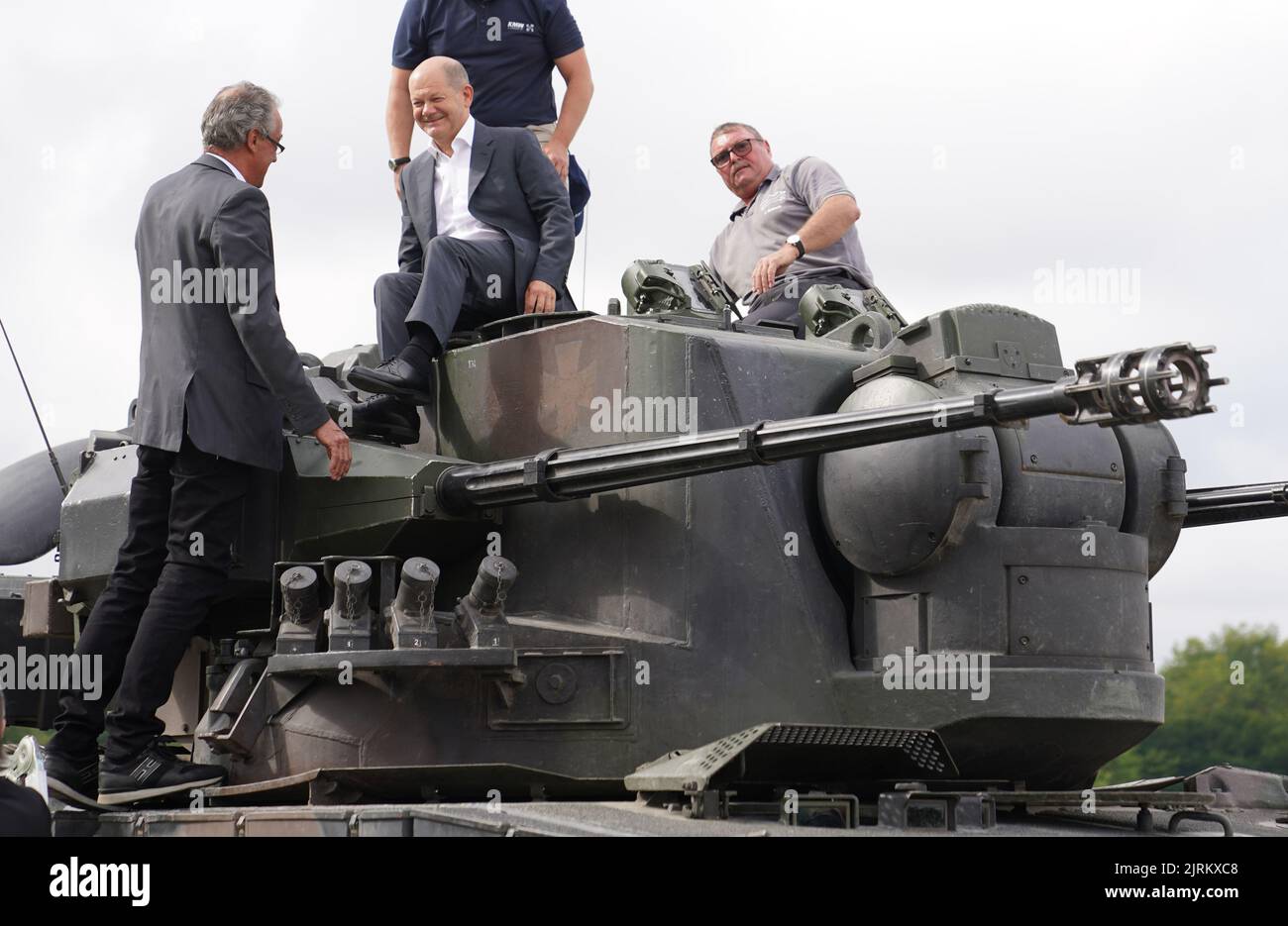 Putlos, Deutschland. 25. August 2022. Bundeskanzler Olaf Scholz (SPD, M) besucht das Trainingsprogramm für ukrainische Soldaten auf dem Flak Gepard und steigt auf einen Gepard-Panzer. Scholz wird mit den Soldaten sowie den Industrieausbildern des Herstellers Krauss-Maffei Wegmann auf dem Ausbildungsgelände Putlos in Schleswig-Holstein sprechen. Mit ihm im Tank sind Jürgen Schoch, Ausbildungsleiter bei Krauss-Maffei und Nexster Defence Systems, und Frank Haun (l.), CEO Krauss-Maffei und Nexster Defence Systems. Kredit: Marcus Brandt/dpa/Alamy Live Nachrichten Stockfoto