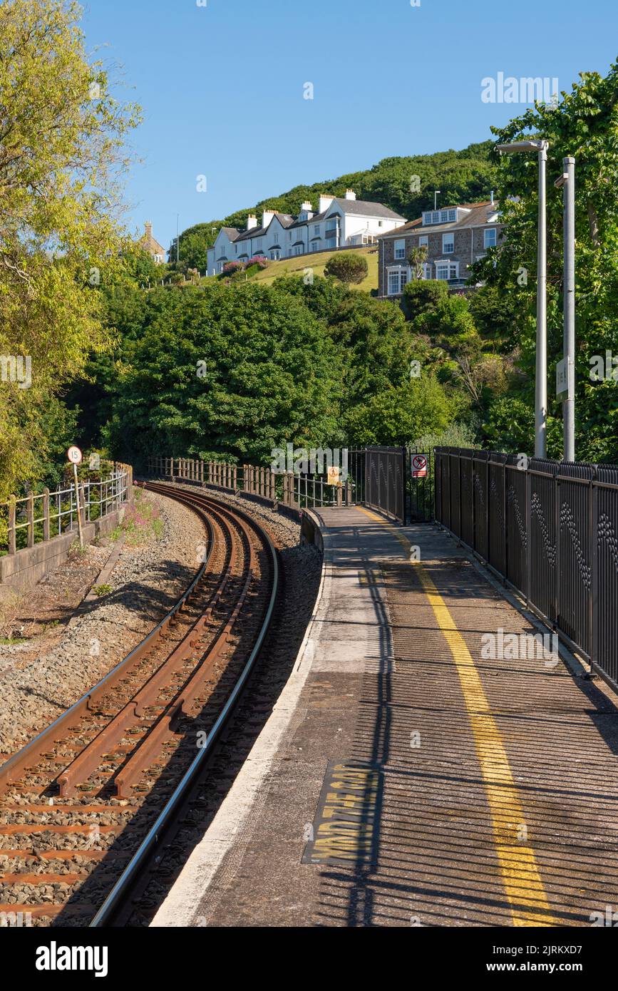 St Ives, Cornwall, England, Großbritannien. 2022 Bahnsteig und Bahnlinie des Bahnhofs St Ives der Zweiglinie von St Erth eine malerische Strecke entlang des West Cornwall Stockfoto
