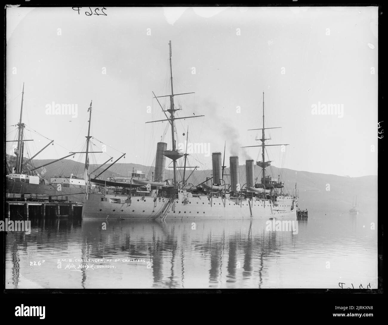 H.M.S. „Challenger“ in Port Chalmers, Neuseeland, von Muir & Moodie. Stockfoto