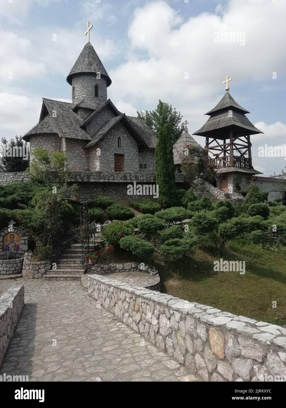 Eine vertikale Aufnahme des Klosters des Heiligen Vaters Nikolaus in Bosnien und Herzegowina Stockfoto