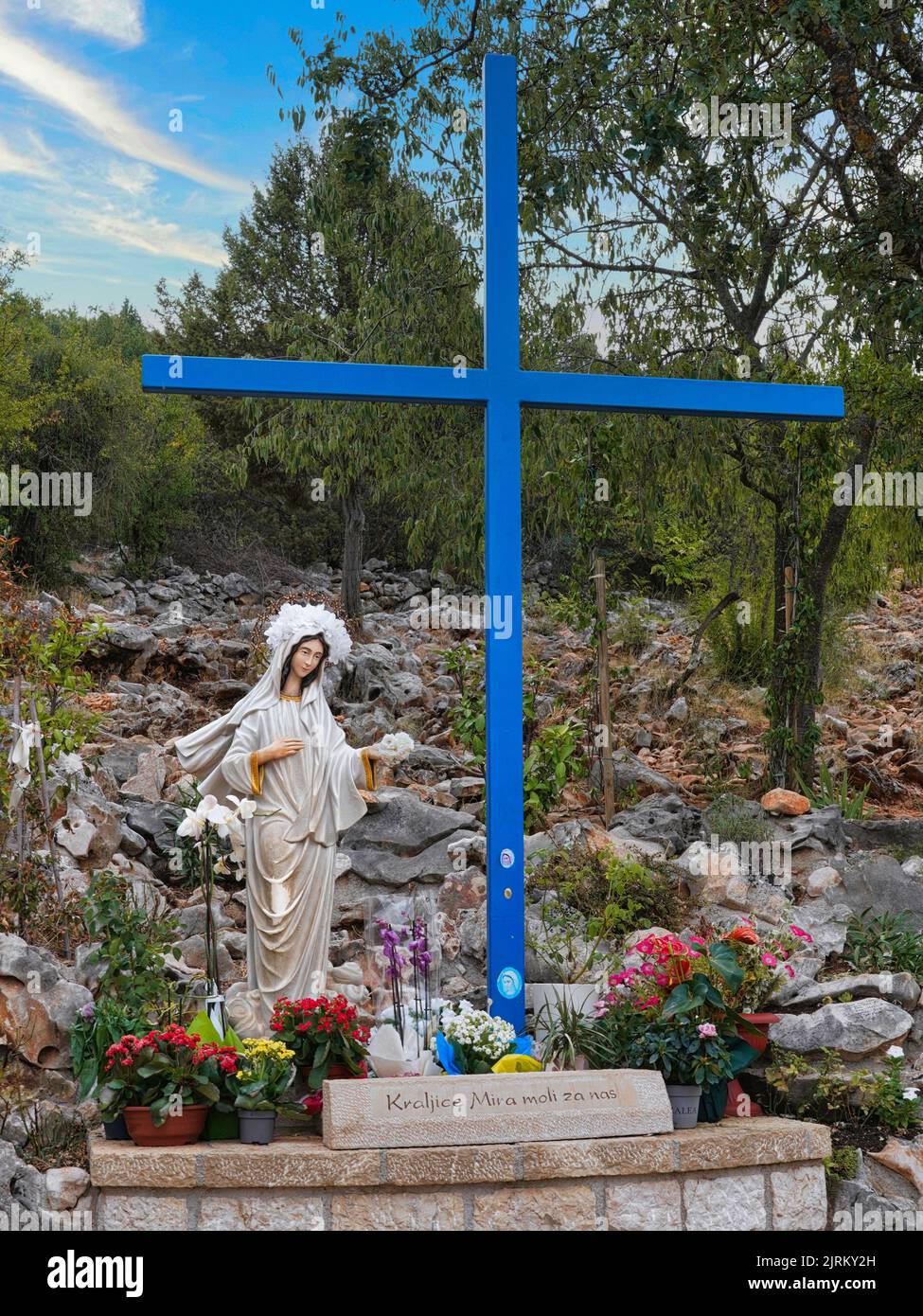 Das blaue Kreuz am „Fuß“ des Podbrdo (Erscheinungsberg) und die Statue der seligen Jungfrau Maria (Medjugorje, Bosnien und Herzegowina) Stockfoto