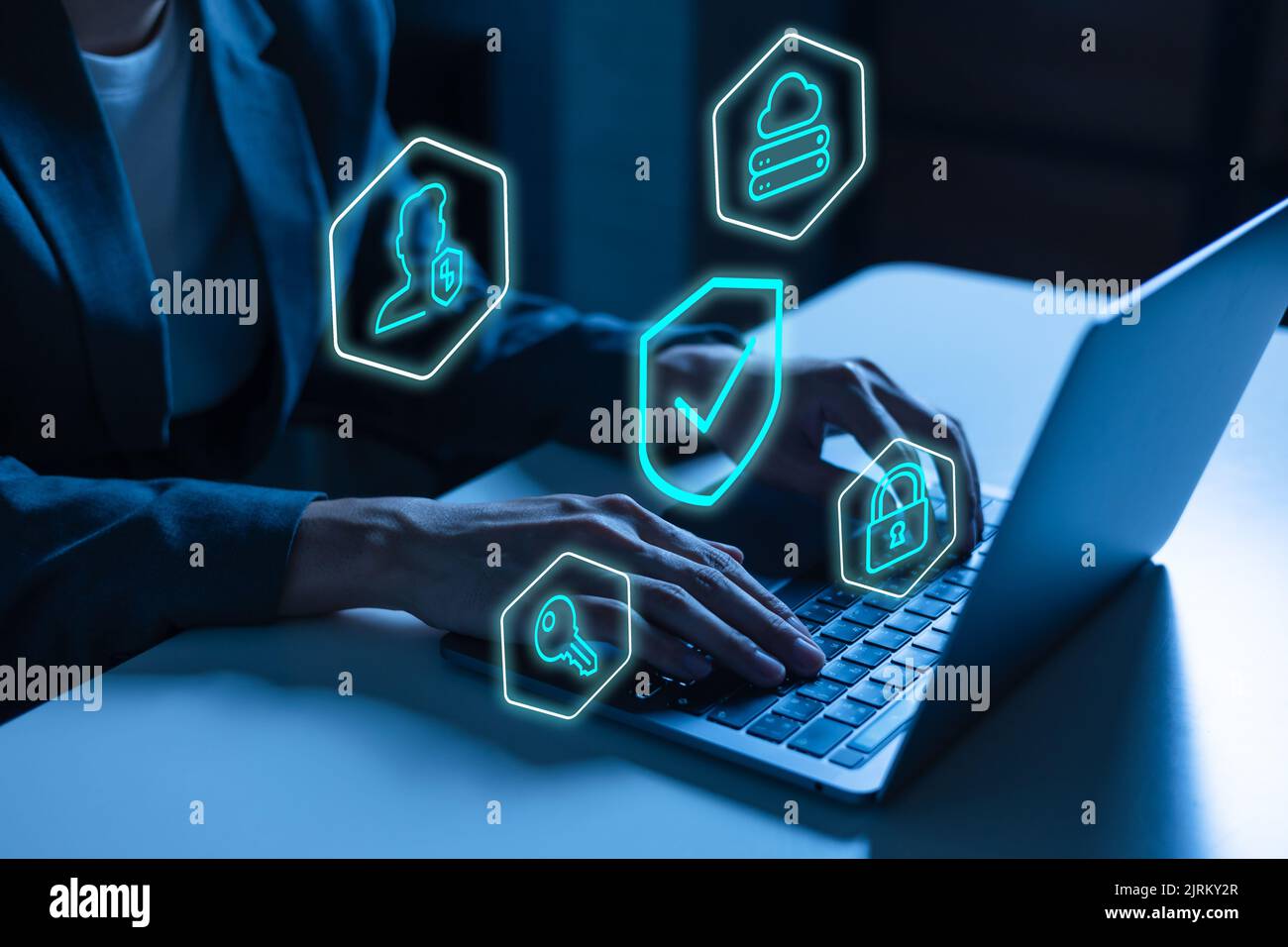 Cyber-Sicherheitsexperte für Unternehmen verwenden einen Laptop für digitale Daten und Netzwerkschutz, um sich vor potenziellen Cyberkriminalität zu schützen. Internet Privacy Technologie Konzept mit Vorhängeschloss Stockfoto