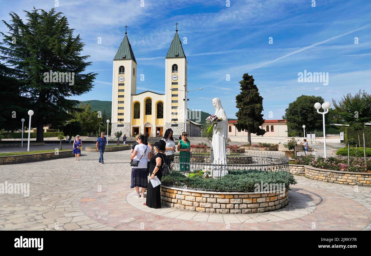 Die Pfarrkirche des hl. Jakobus und die Reproduktion der Statue der seligen Jungfrau Maria, die unter dem Titel „Königin des Friedens“ verehrt wird (Medjugorje) Stockfoto