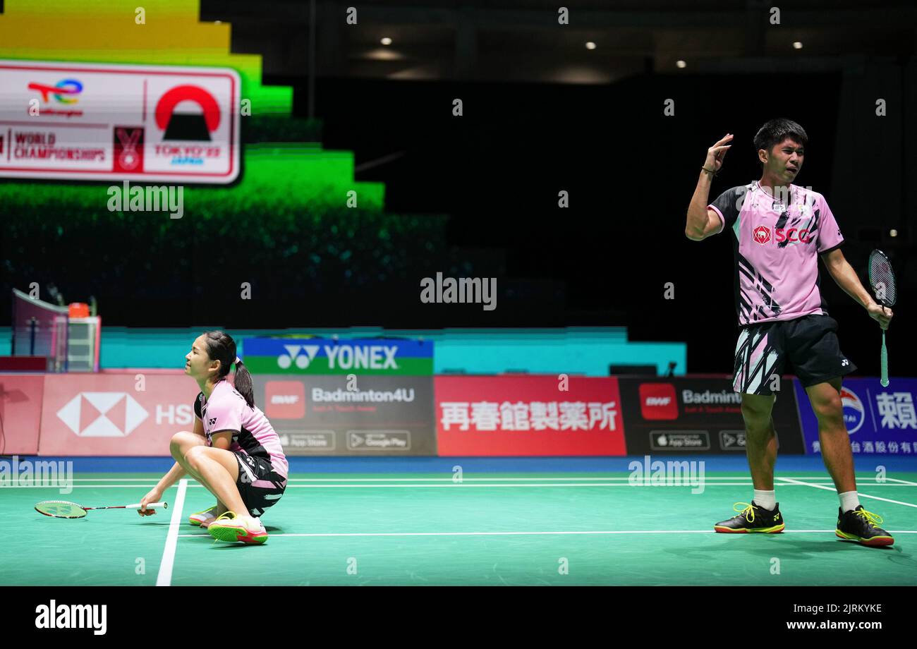 Tokio, Japan. 25. August 2022. Supak Jomkoh/Supissara Paewsampran (L) aus Thailand reagieren beim gemischten Doppel-Drittlauf gegen Zheng Siwei/Huang Yaqiong aus China auf die BWF-Weltmeisterschaft 2022 in Tokio, Japan, 25. August 2022. Quelle: Zhang Xiaoyu/Xinhua/Alamy Live News Stockfoto