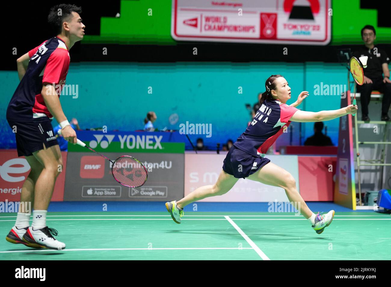 Tokio, Japan. 25. August 2022. Zheng Siwei/Huang Yaqiong (R) aus China treten beim dritten Doppelspiel gegen den Thailänder Supak Jomkoh/Supissara Paewsampran bei den BWF World Championships 2022 in Tokio, Japan, am 25. August 2022 an. Quelle: Zhang Xiaoyu/Xinhua/Alamy Live News Stockfoto