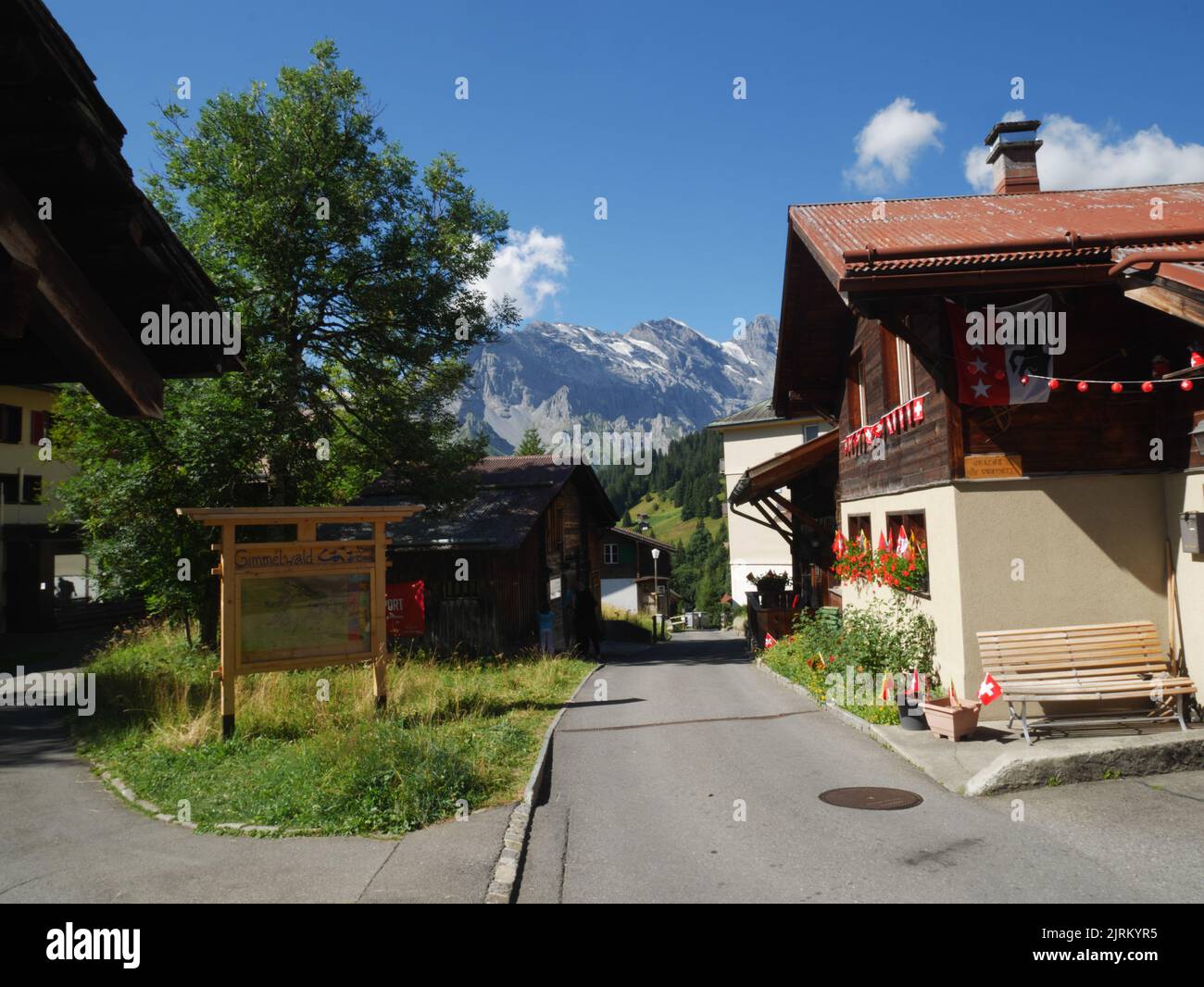 Eine Straße in Murren, Berner Oberland, Schweiz. Stockfoto