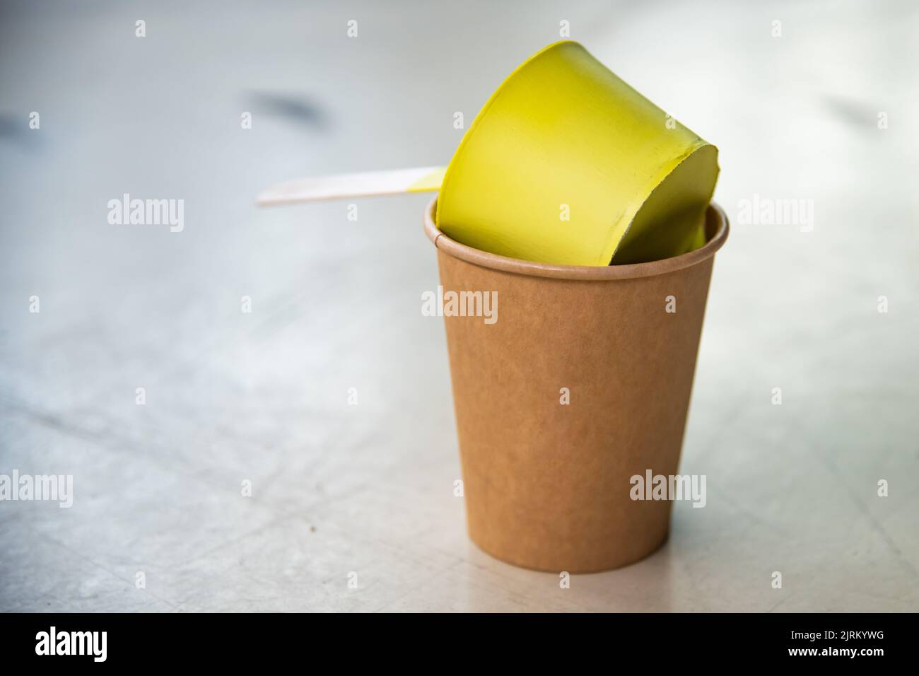 Gelbe Farbe, die im Behälter getrocknet und wie eine Form angenommen hat Stockfoto