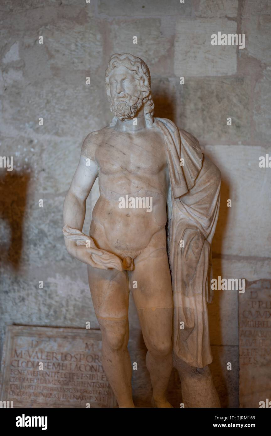 Eine vertikale Aufnahme einer Skulptur eines römischen gottes im Schloss Bellver in Palma, Mallorca, Spanien Stockfoto