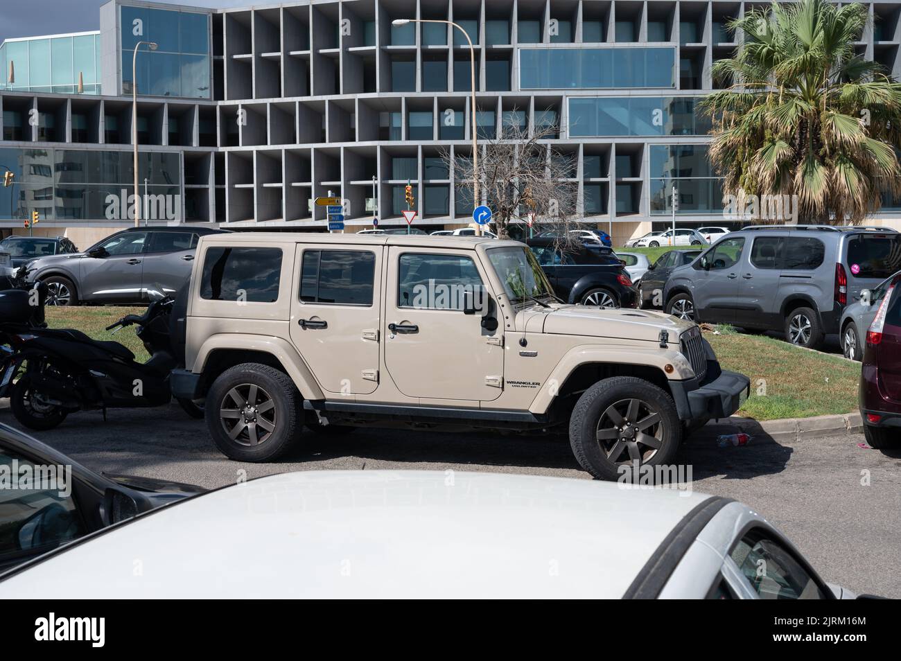 Seitenansicht eines sandfarbenen Jeep Wrangler Limited Offroad-Autos, das mit anderen Fahrzeugen geparkt wurde Stockfoto