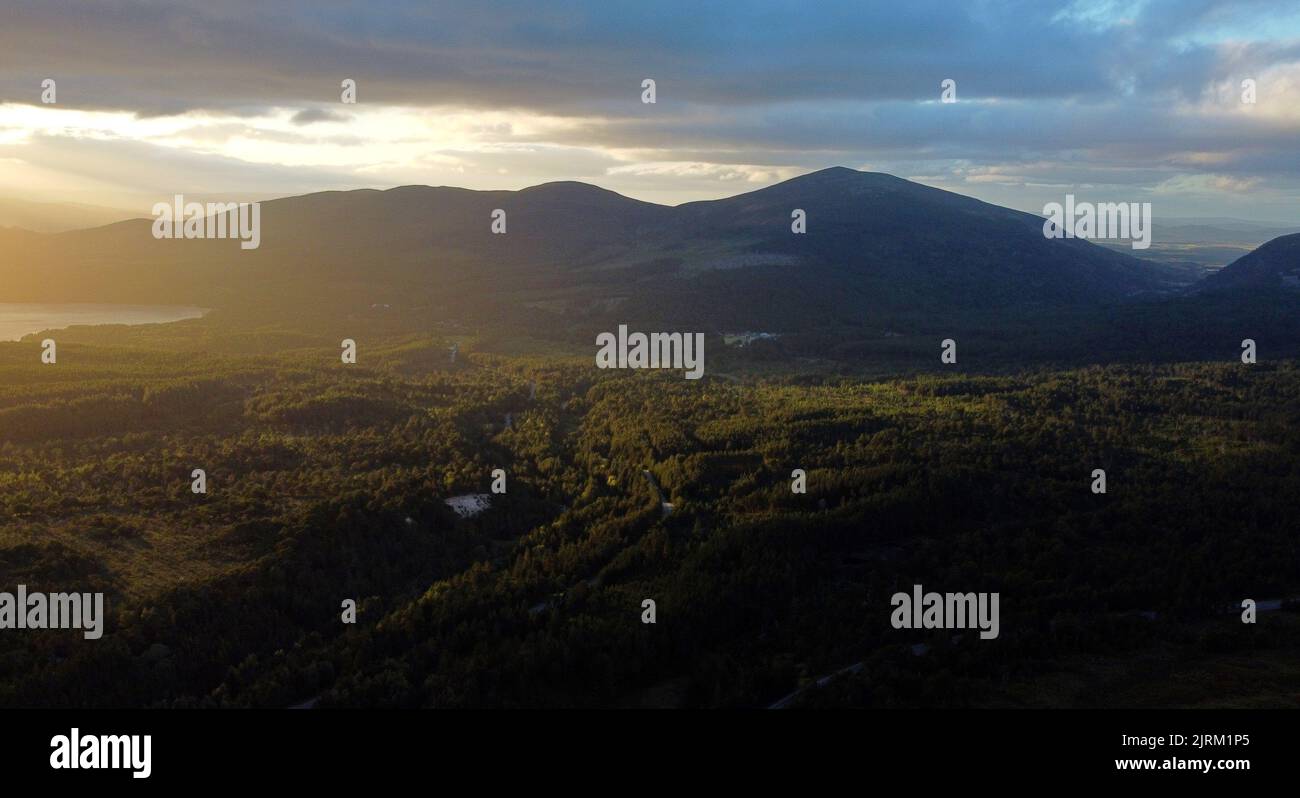 Luftaufnahme von Creagan Gorm und den benachbarten Gipfeln über den Glenmore Forest Park im Cairngorms National Park Schottland Großbritannien Stockfoto