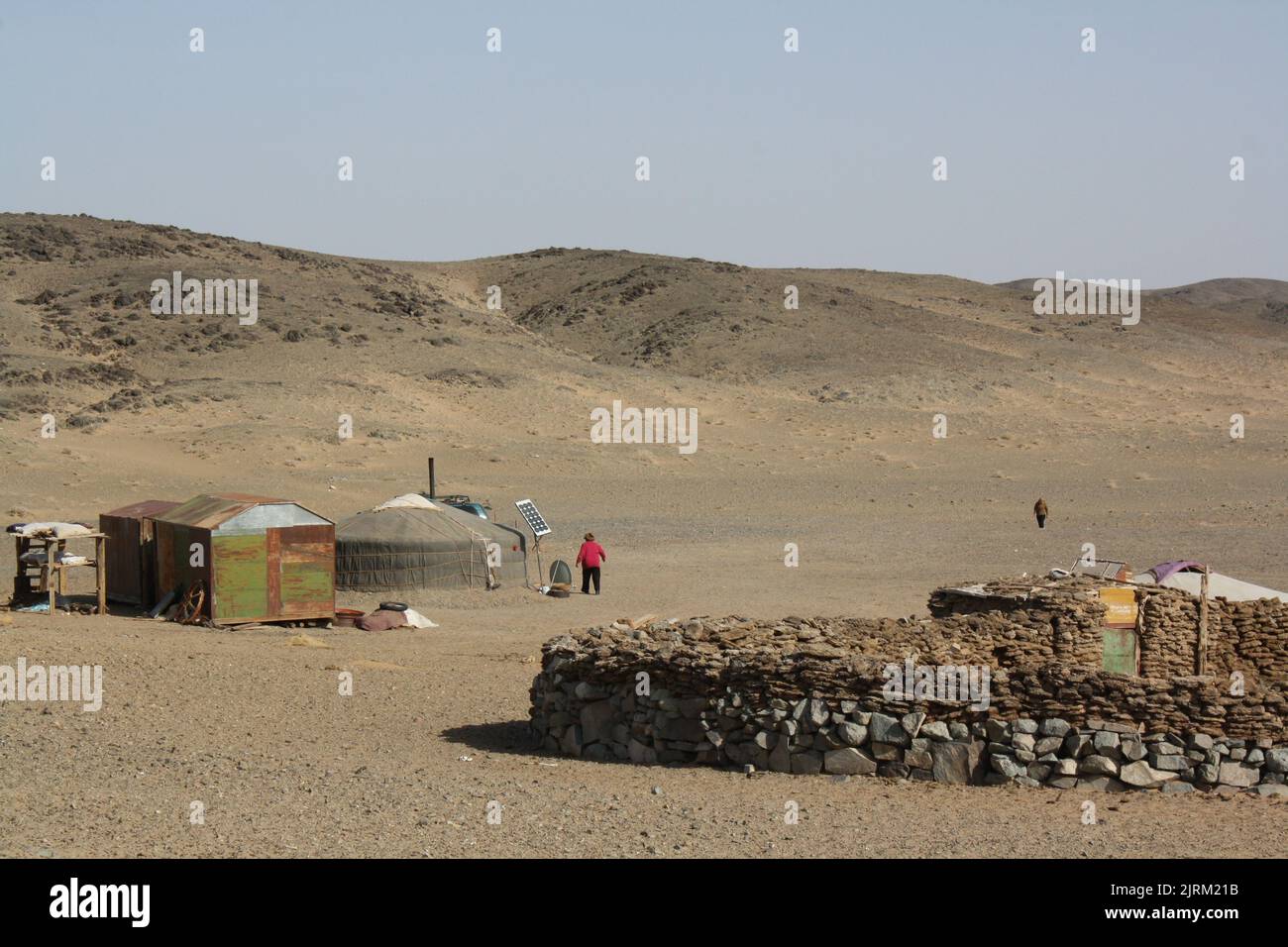 Die Haufen der Tiermönchen und Mongol ger (Zelt) in der einsamen Wüste, Gobi, Mongolei. Stockfoto