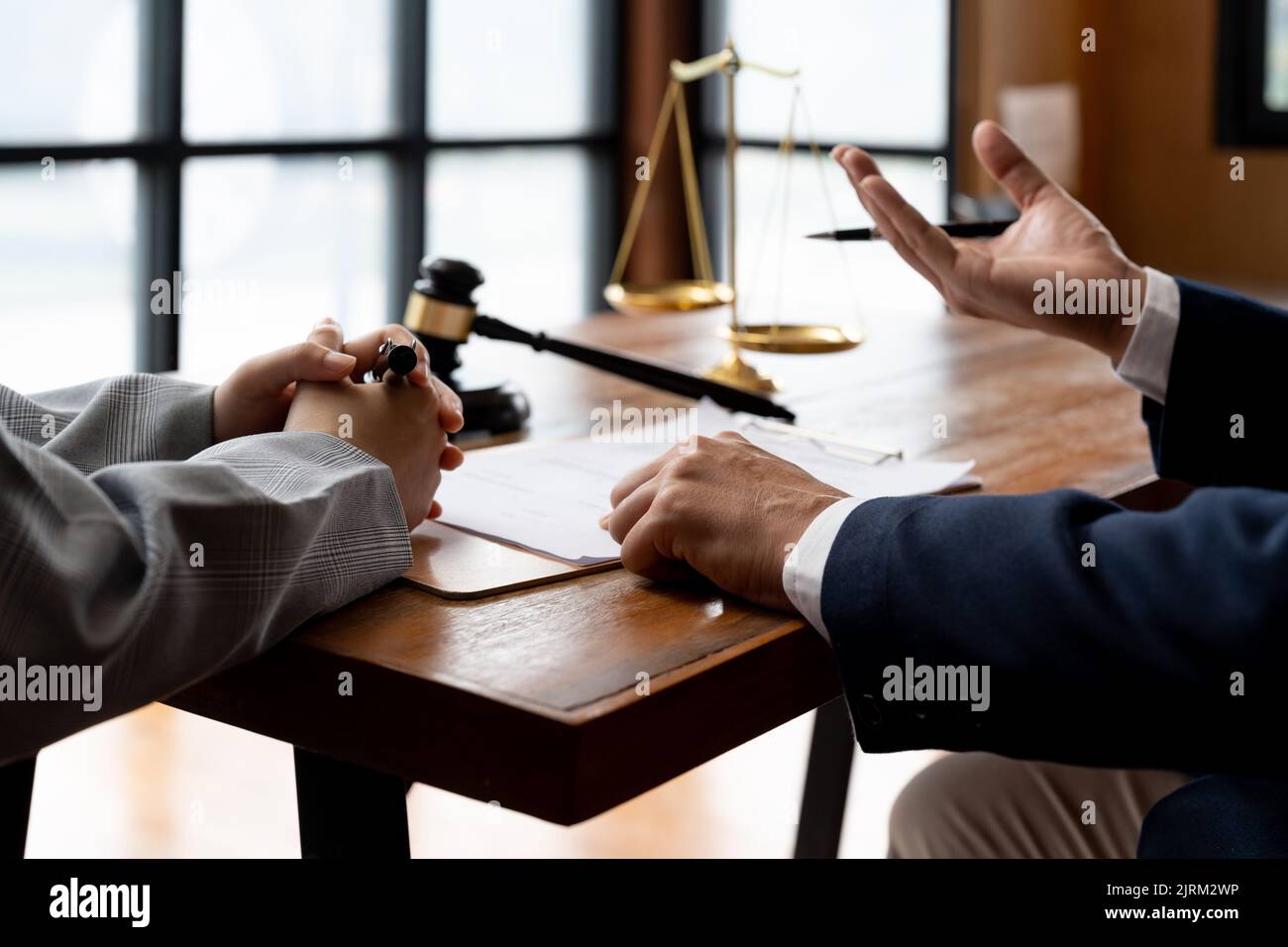 Geschäftsleute und Juristen diskutieren Vertrag Papiere am Tisch sitzen. Konzepte, Beratung, rechtliche Dienstleistungen Stockfoto