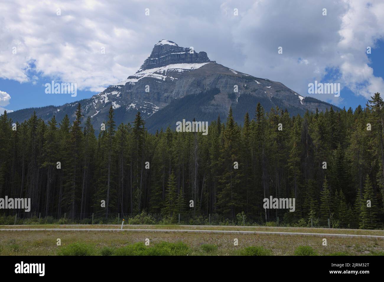 Pilot Mountain am Trans-Canada Highway in der Provinz Alberta, Kanada, Nordamerika Stockfoto