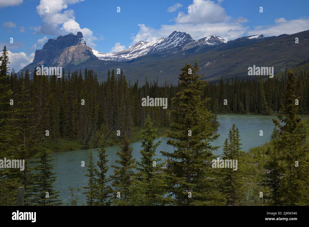 Blick auf den Bow River vom Trans-Canada Highway in der Provinz Alberta, Kanada, Nordamerika Stockfoto