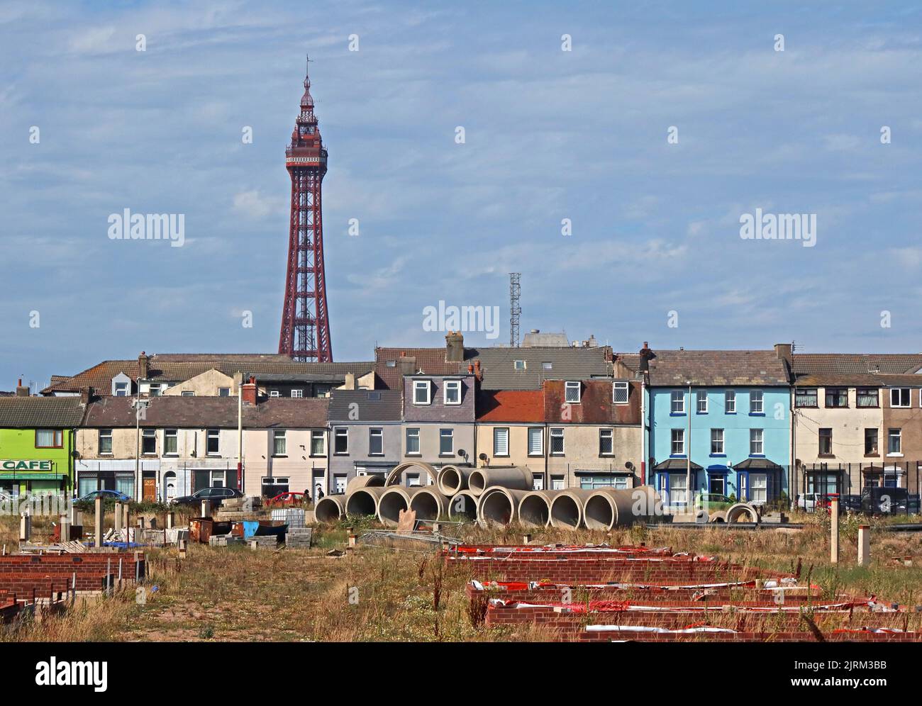Wasteland, an der Rigby Road, Blackpool, Lancashire, England, Großbritannien, FY1 5DD, mit Blackpool Tower im Hintergrund Stockfoto