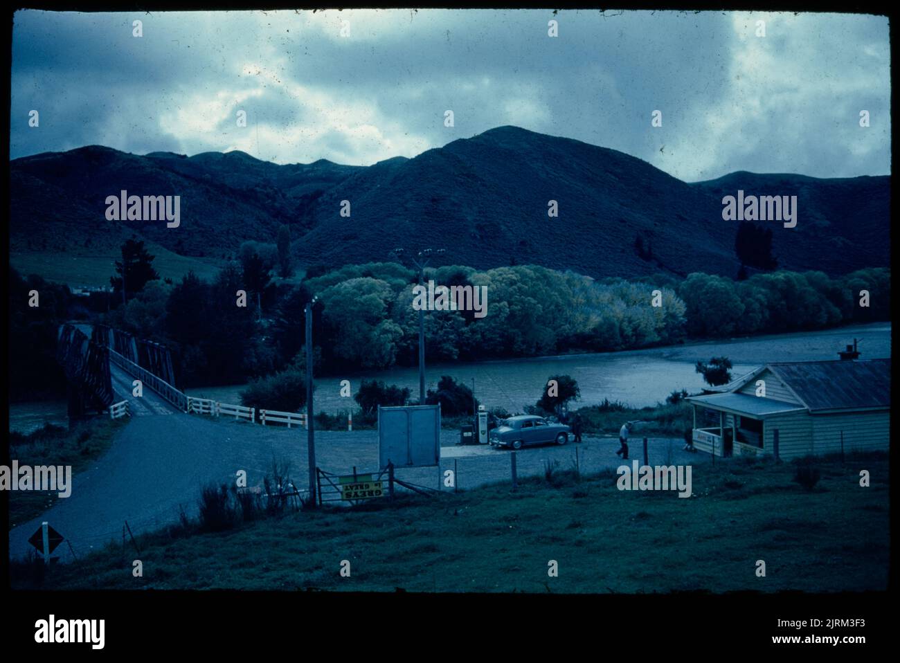 Conway River, Brücke, Auto an der Tankstelle, 24. März 1959-13 April1959, Neuseeland, von Leslie Adkin. Geschenk der Adkin-Familie, 1997. Stockfoto
