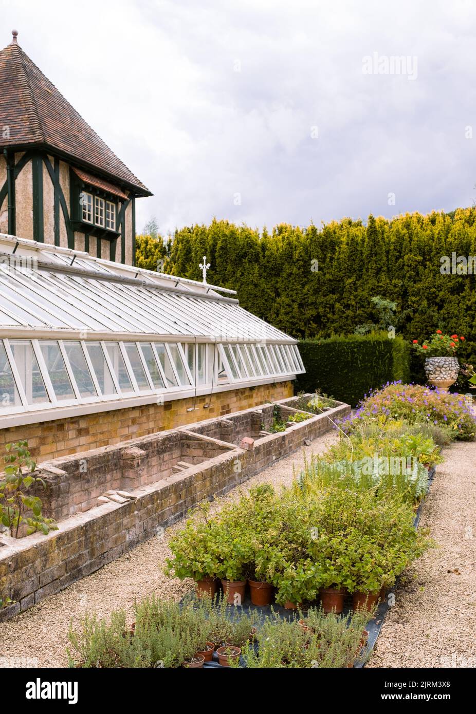 Die eleganten viktorianischen Gewächshäuser in den Eythrope Gardens auf dem Anwesen von Waddesdon Manor. Stockfoto