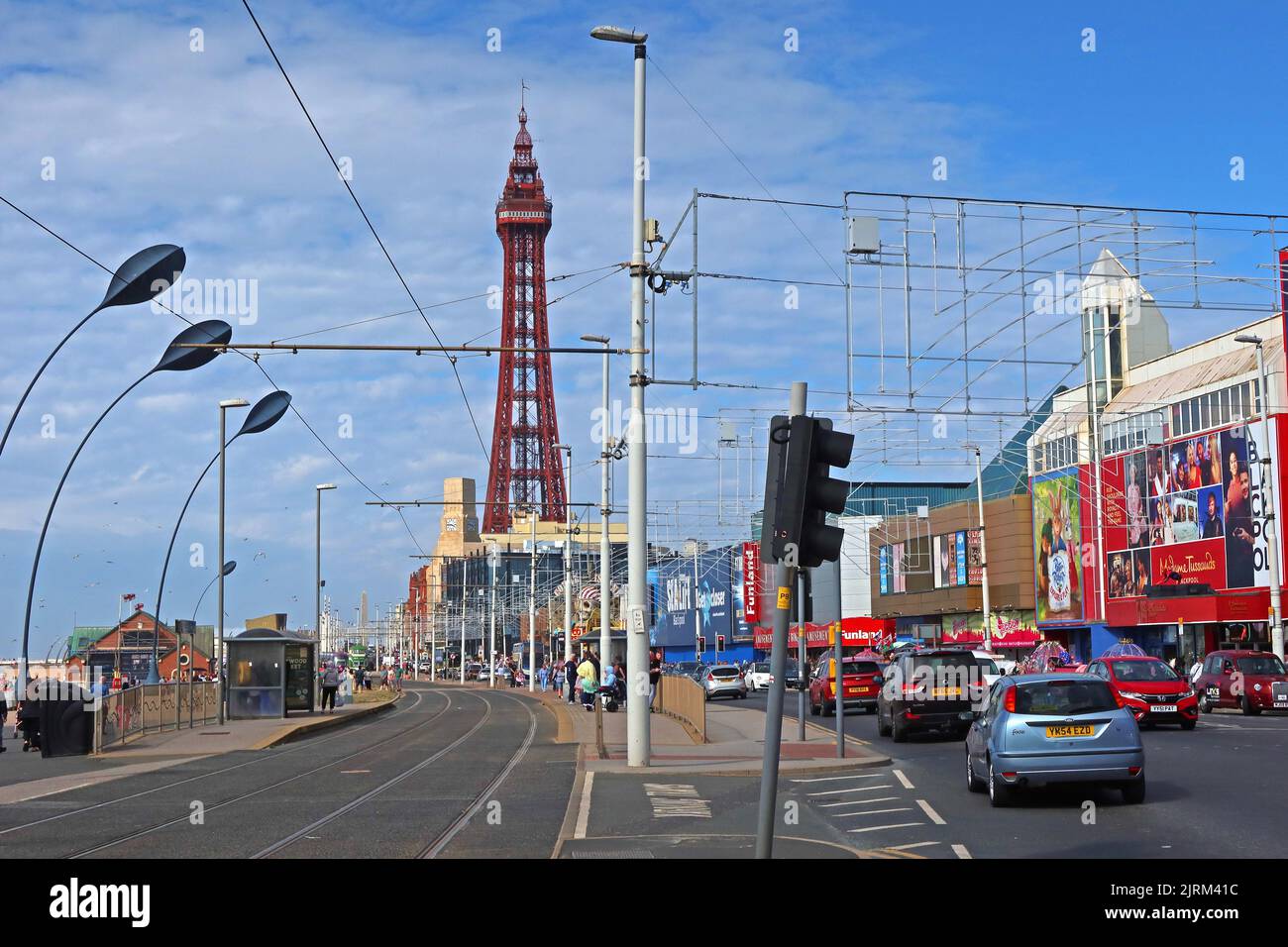 Blackpool Tower, Promenade und Strand, Lancashire Seaside Resort, Nordwestengland, Großbritannien, FY1 4BJ. Stockfoto