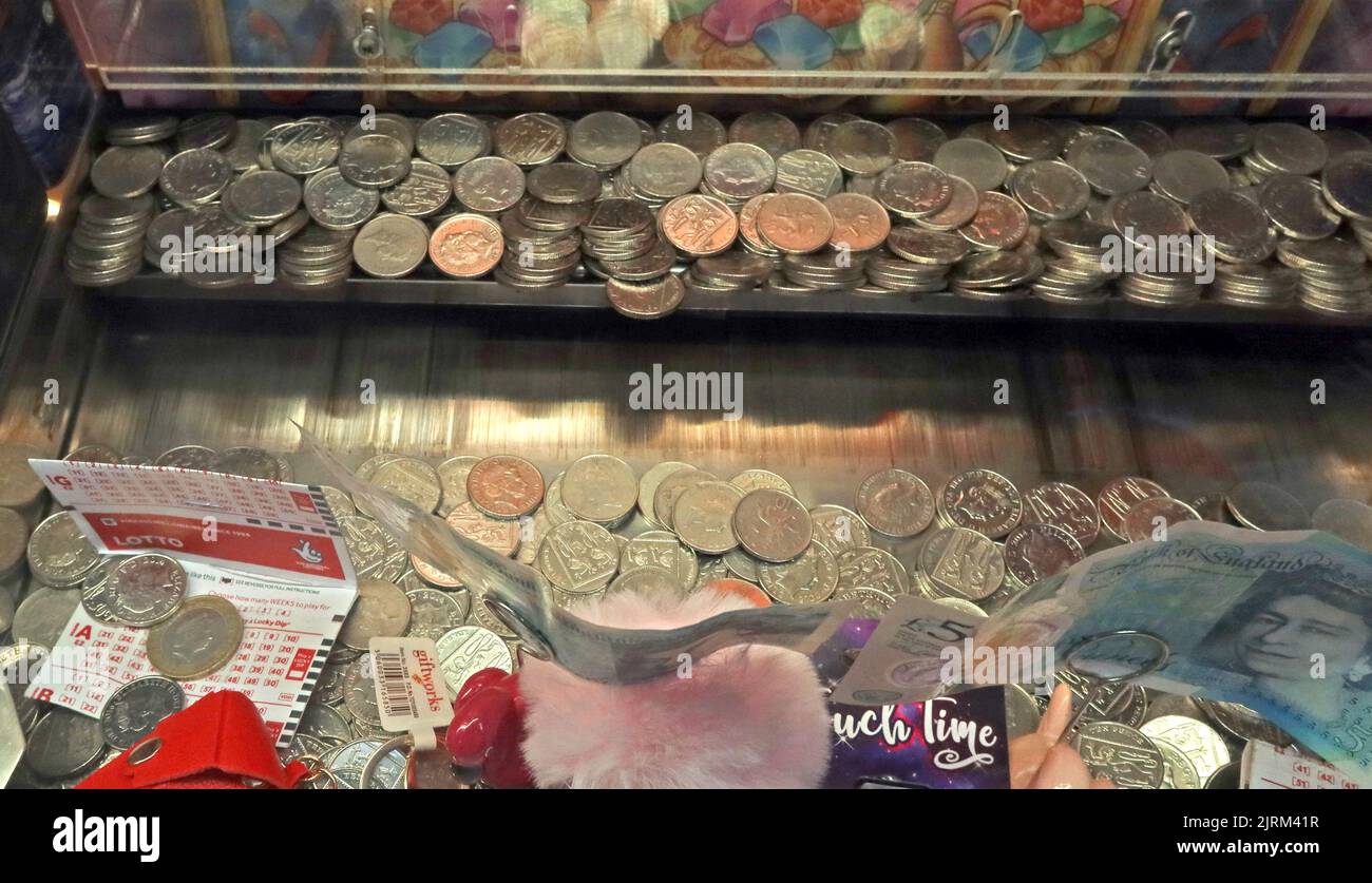 Penny Falls, Coin Pusher-Maschine, beliebt an Küstenorten wie hier am Blackpool South Pier, Lancashire, England, Großbritannien Stockfoto