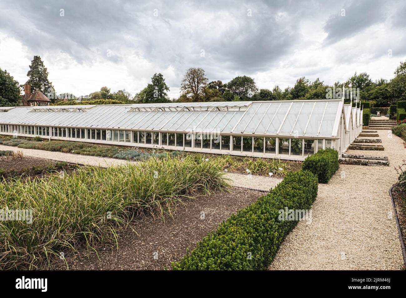 Die eleganten viktorianischen Gewächshäuser in den Eythrope Gardens auf dem Anwesen von Waddesdon Manor. Stockfoto