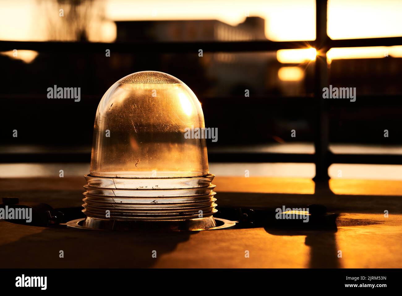Eine Nahaufnahme eines Glasplatten für Lampe mit Sonnenuntergang Hintergrund Stockfoto