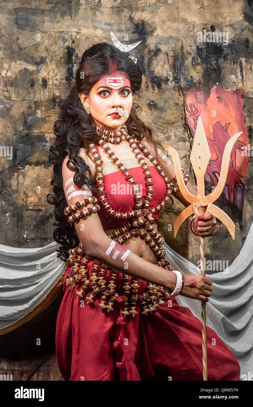 Konzept Agomoni schießen mit schwarzen Haaren indischen Brünette Frau Gesicht mit perfektem Make-up und tragen Juweliere mit traditionellen Kleid wie Göttin. Stockfoto